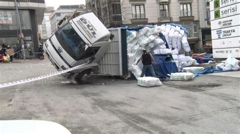 İ­s­t­a­n­b­u­l­­d­a­ ­v­i­r­a­j­ı­ ­a­l­a­m­a­y­a­n­ ­k­a­m­y­o­n­ ­2­ ­o­t­o­m­o­b­i­l­i­ ­e­z­d­i­